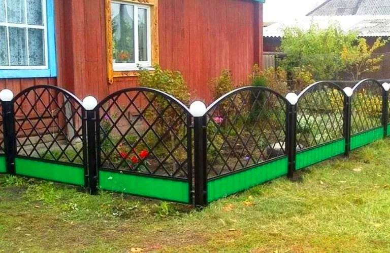 Хубава метална ограда за предната градина