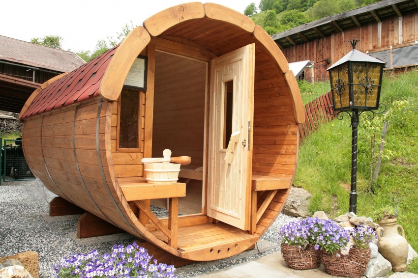 Small-sized barrel bath in a summer cottage of 4 acres
