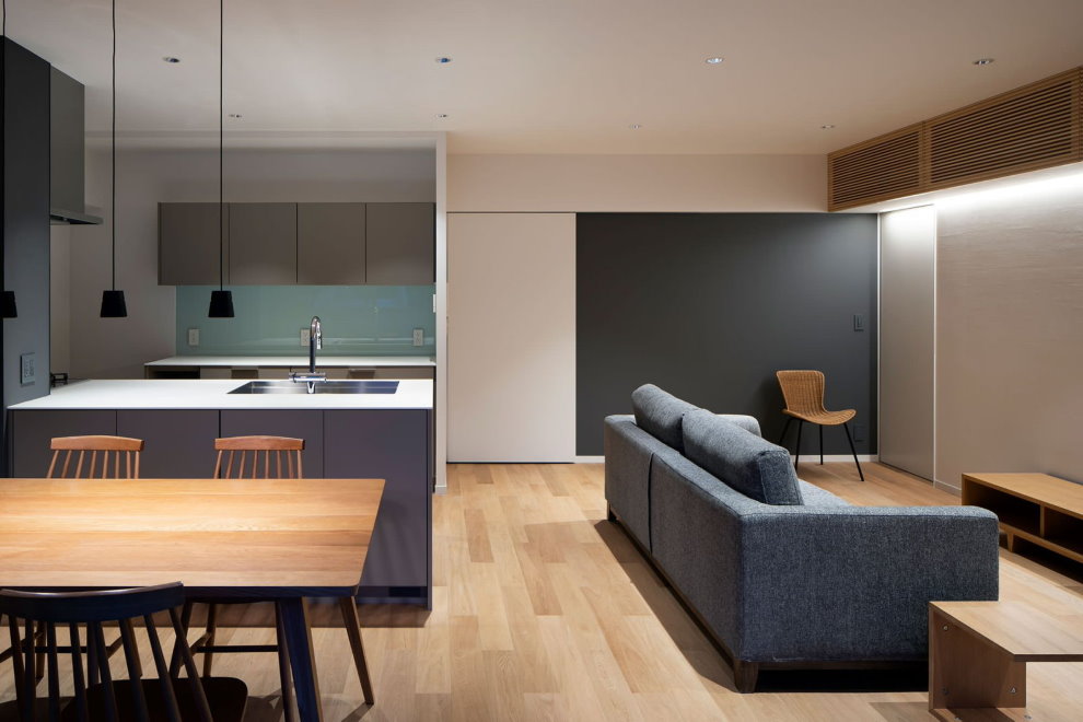Minimalistická obývacia izba s kuchyňou