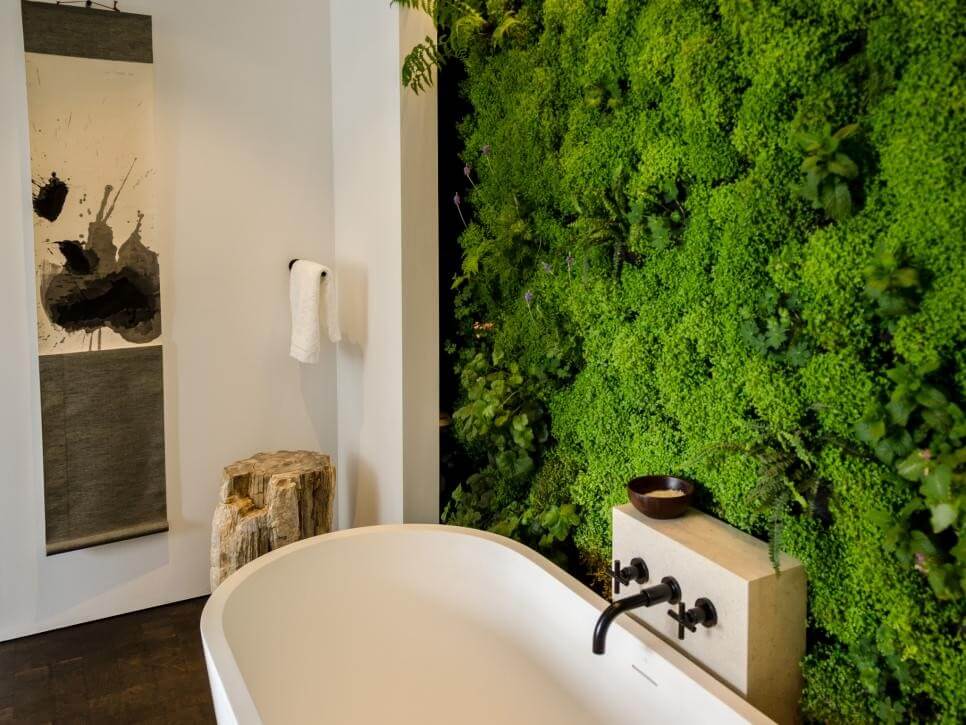 Living wall in the interior of the combined bathroom