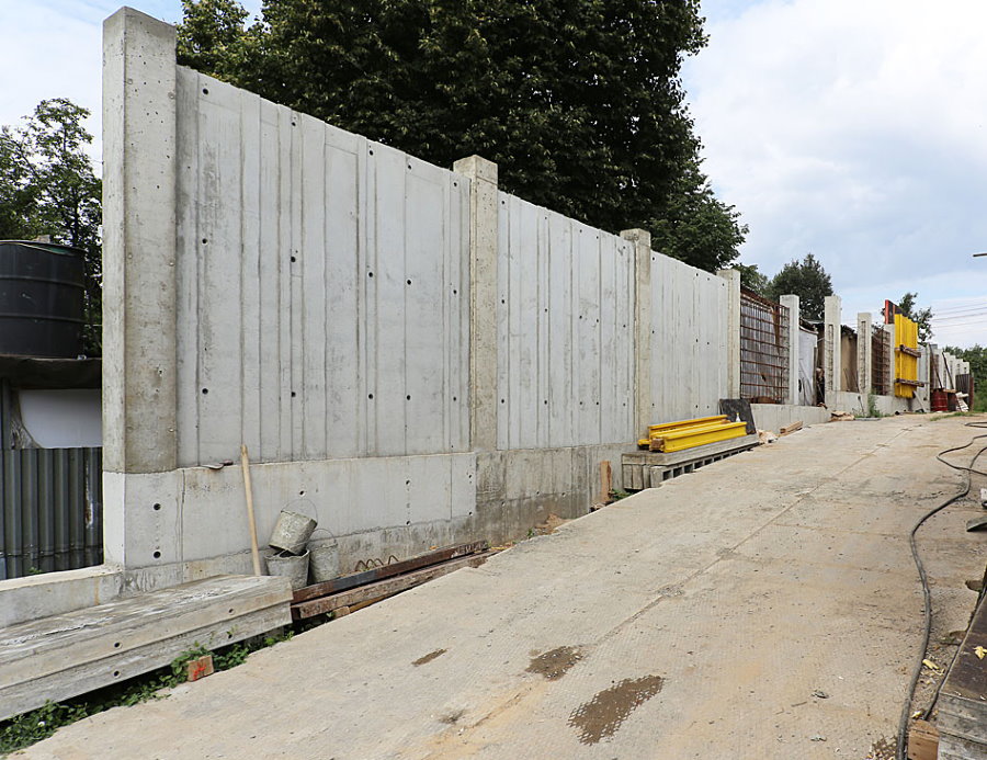 Construção de uma cerca de concreto monolítico