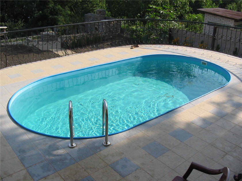 O mică piscină de tip staționar într-o căsuță de vară