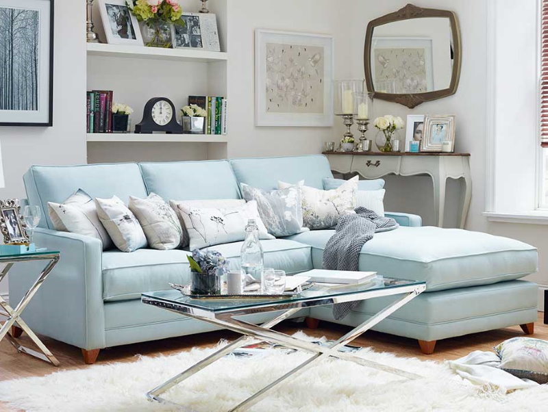 Lys blå sofa i stuen i et privat hus