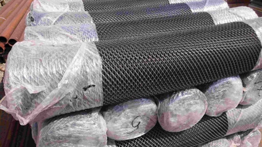 Non-galvanized steel mesh for temporary fencing of objects