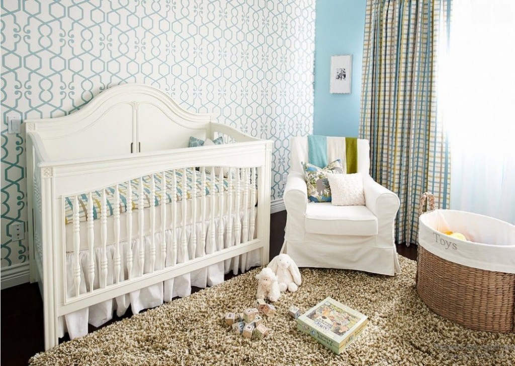Papel de parede de papel leve em um quarto de bebê