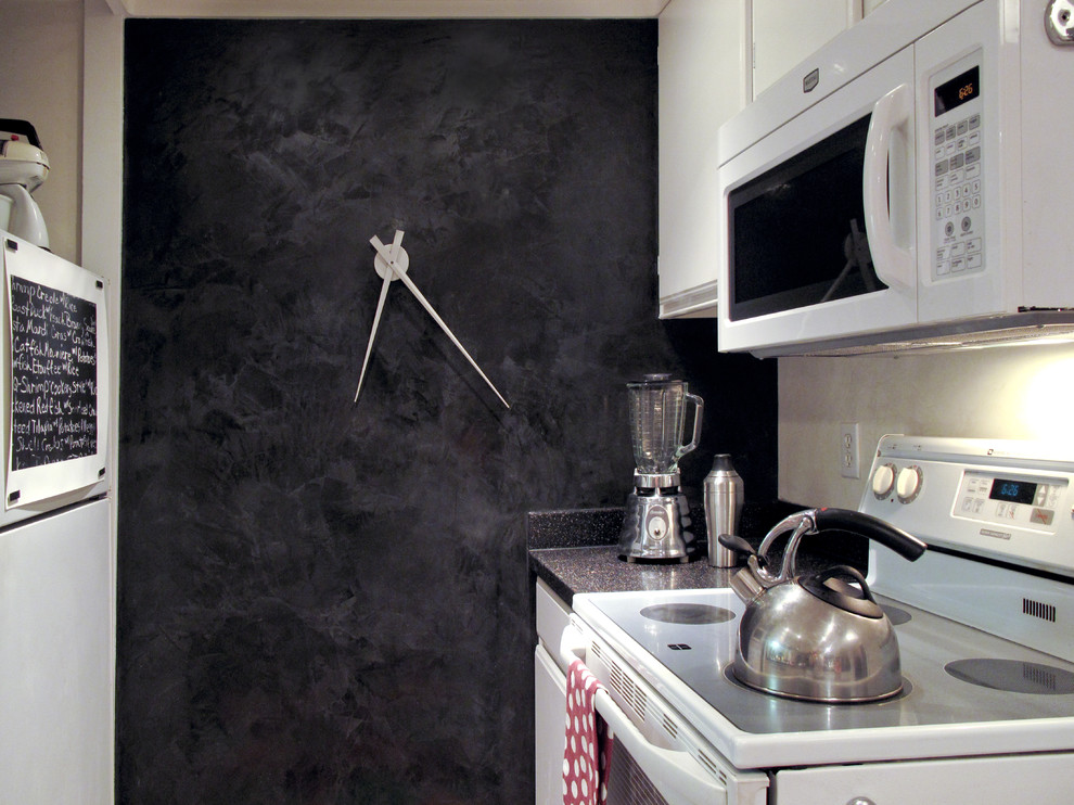melns dekoratīvs apmetums virtuvē