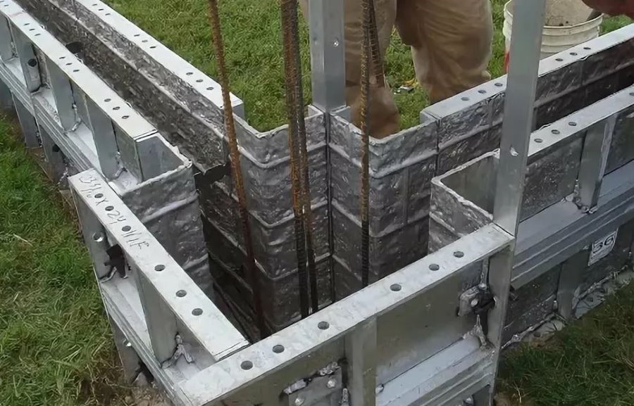 Cofraj pentru turnarea unui gard monolitic din beton