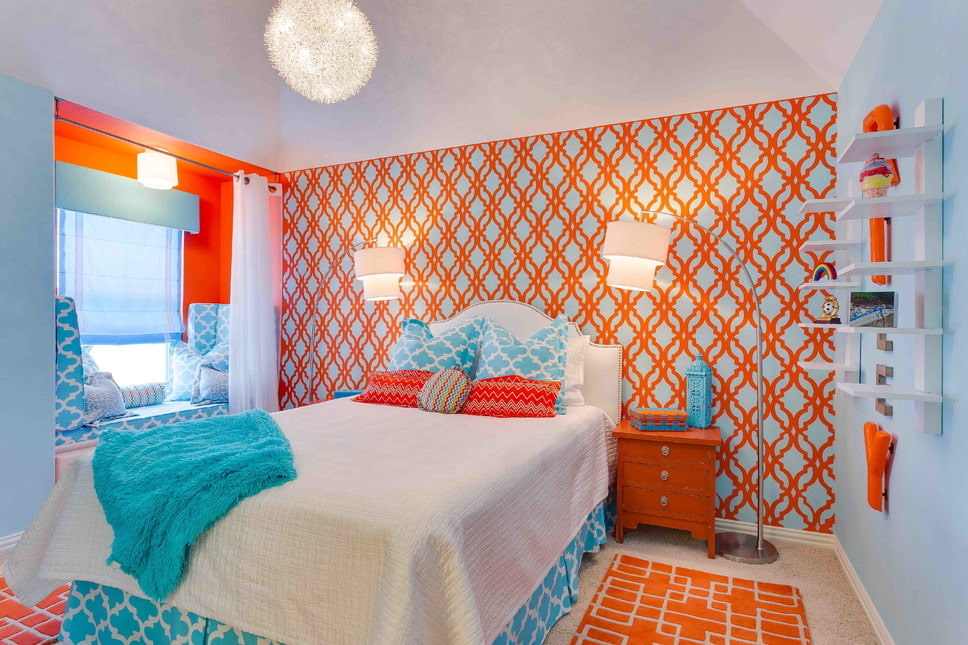 Papel de parede laranja-azul no quarto da menina