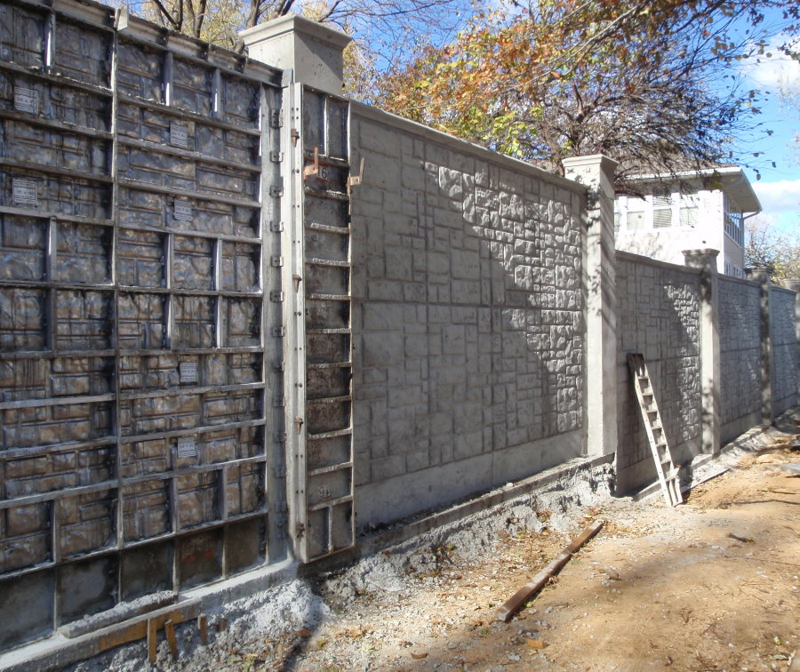 Concrete fence casting on the perimeter of the garden