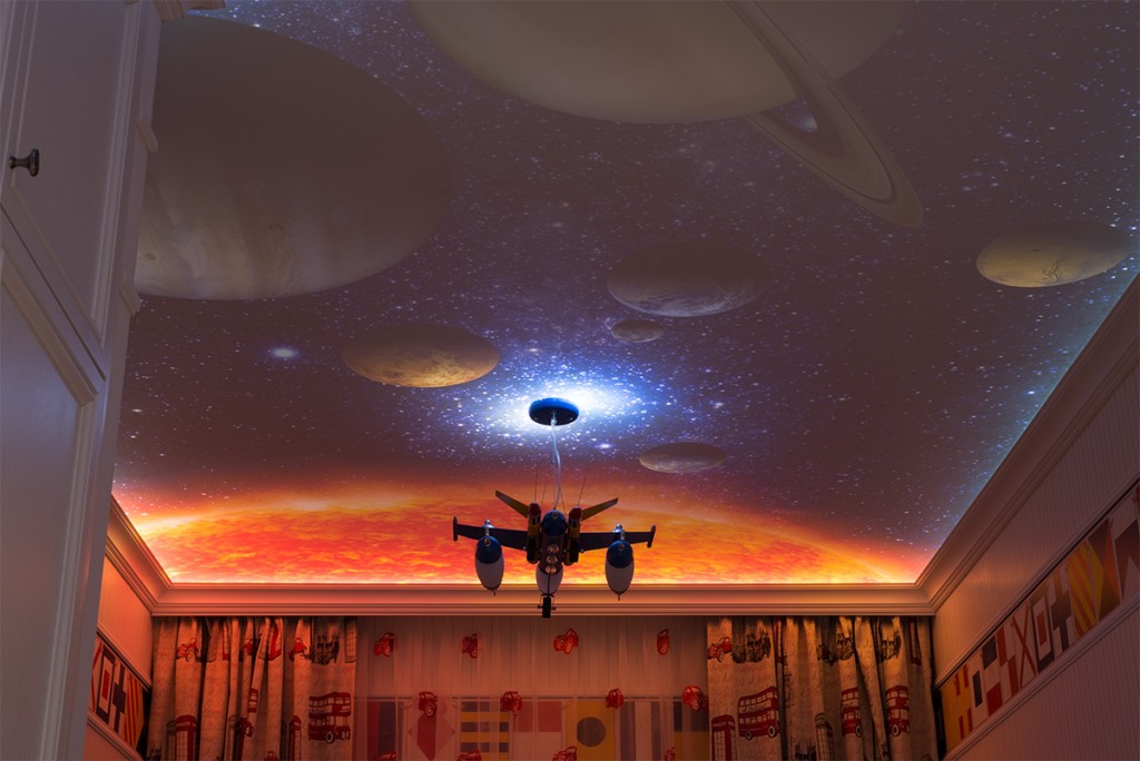 Afbeelding van planeten op het plafond van een kamer in Chroesjtsjov