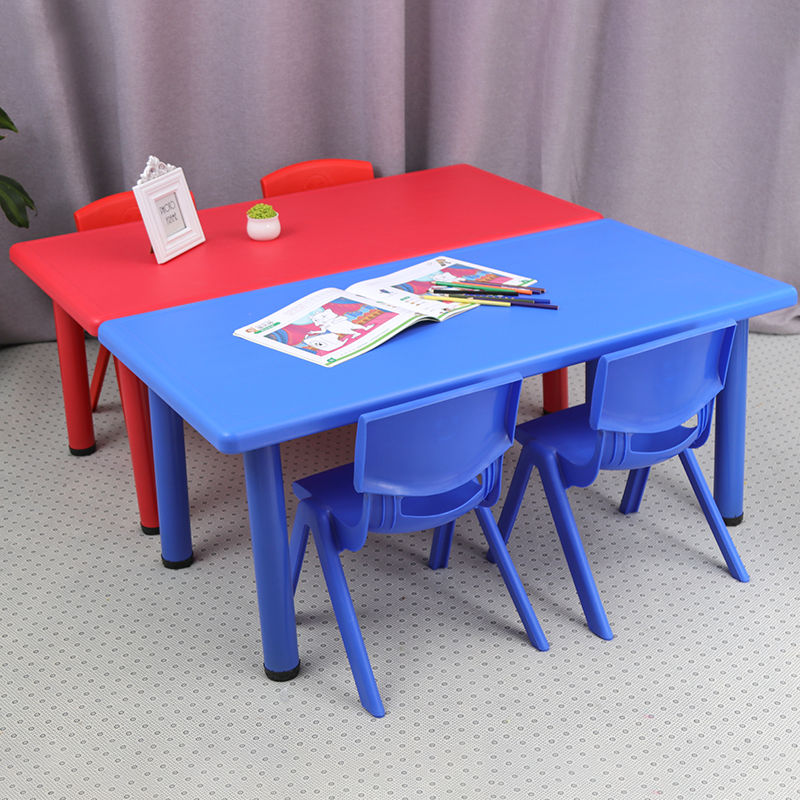 Küçük çocuklar için plastik masalar