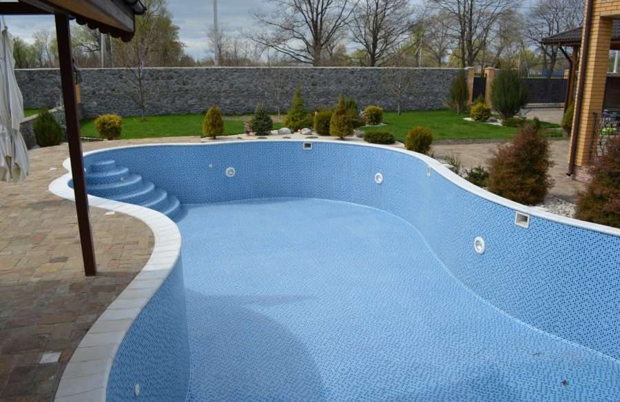 Rajoles de mosaic a les superfícies de la piscina del jardí