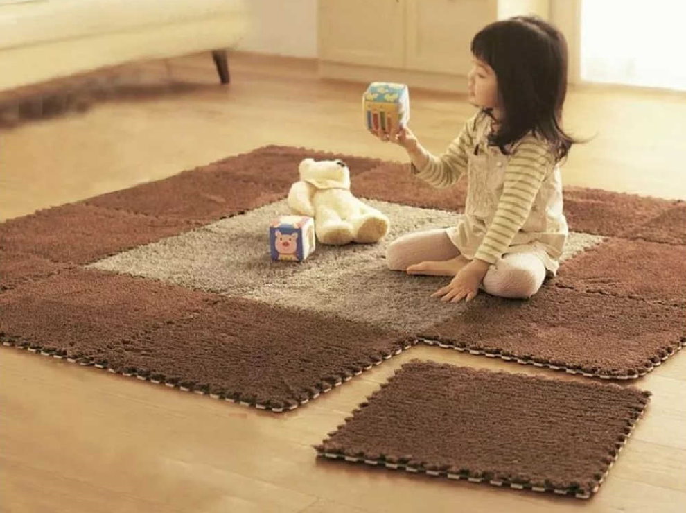 Cô gái với mái tóc dài trên một tấm thảm mô-đun