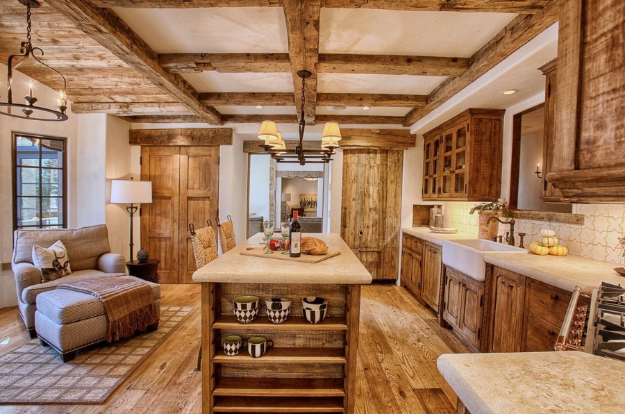 Fából készült gerendák a rusztikus házban egy nappali mennyezetén