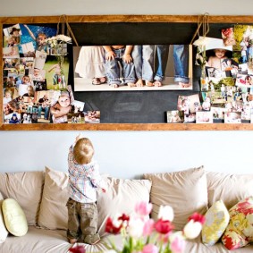 paneel van familiefoto's in een houten lijst