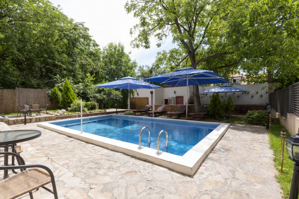 Bể bơi hình chữ nhật trong sân của một ngôi nhà riêng