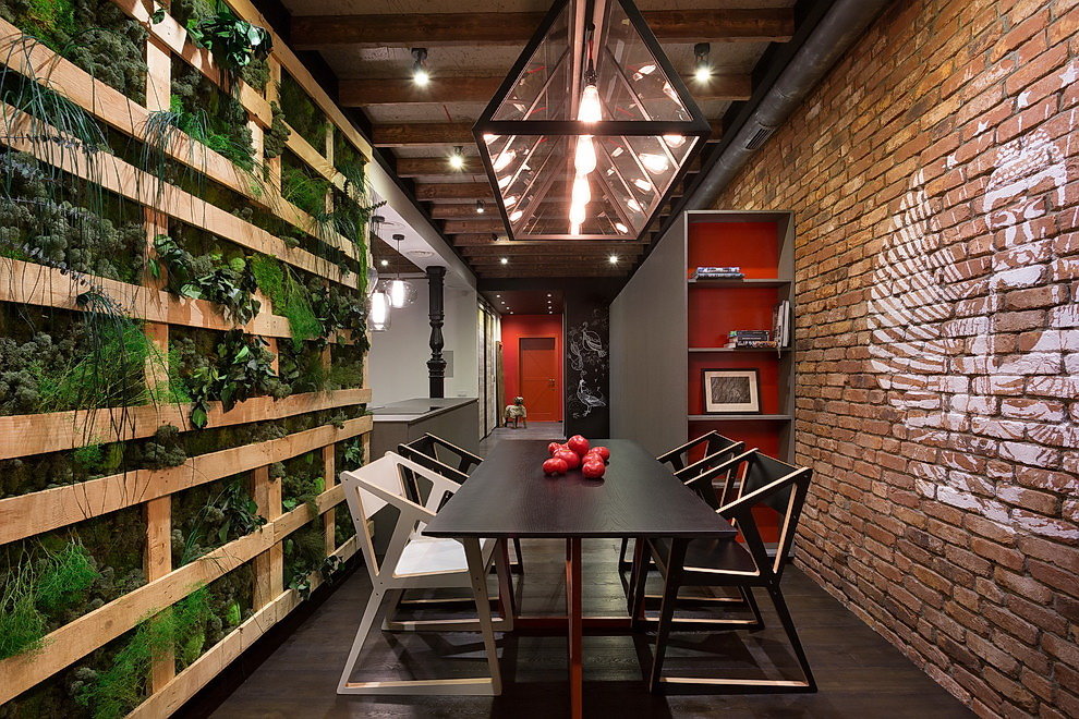 Groene planten in het interieur van een appartement in loftstijl