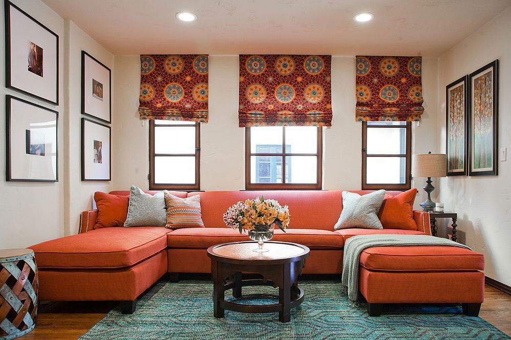 Cortinas romanas na sala de estar com sofá de terracota