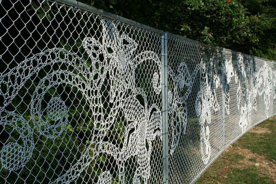 Decoração da cerca da rede com um ornamento de arame
