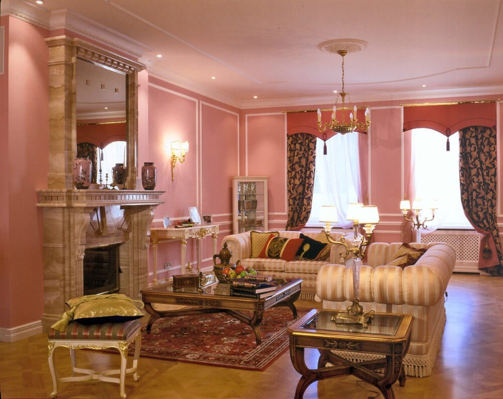 Bức tường màu hồng trong phòng khách theo phong cách cổ điển