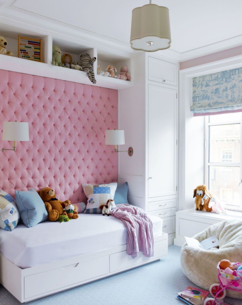 Trang trí tường màu hồng trên giường cho các cô gái