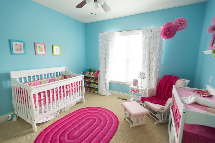 Roze en turquoise babykamer