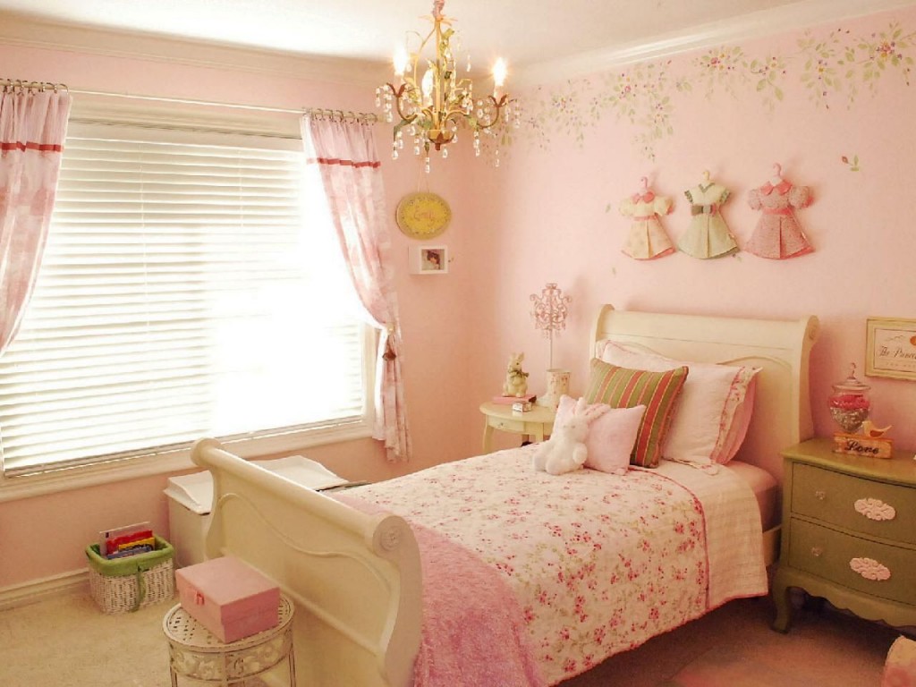 Papel de parede rosa no quarto de uma menina pré-escolar