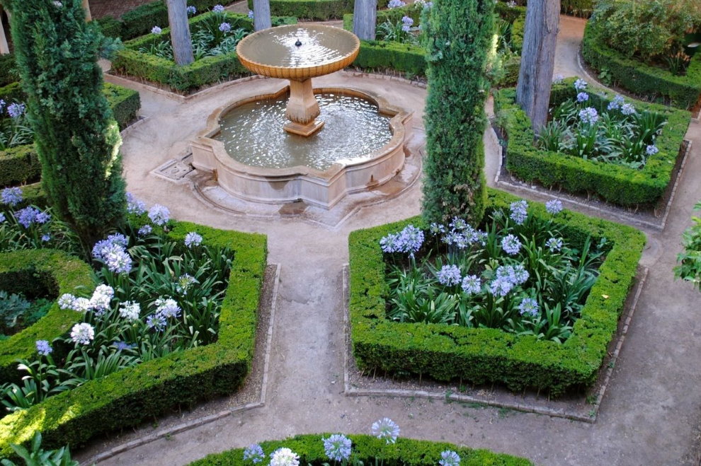 Fountainlet într-o mică grădină în stil regulat
