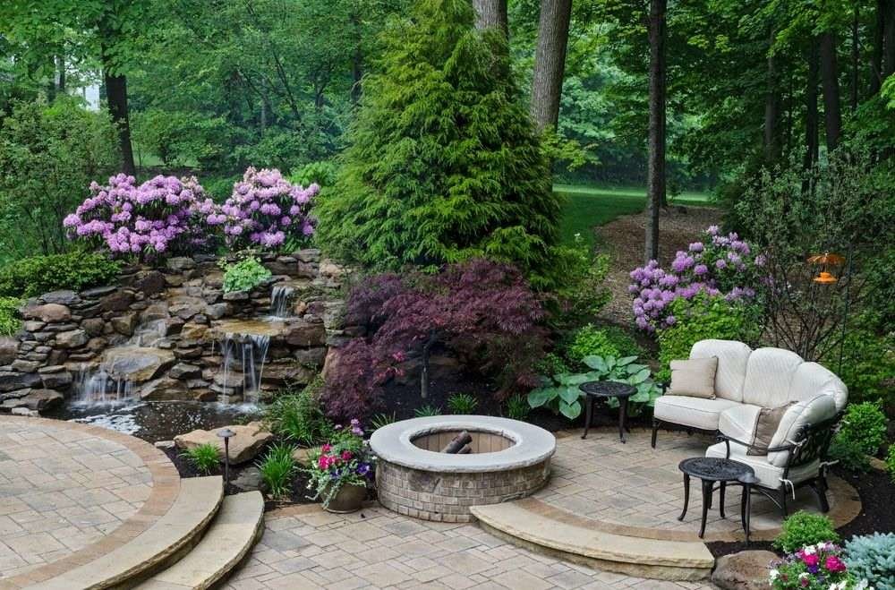 Un endroit confortable pour se détendre dans le jardin de style mixte