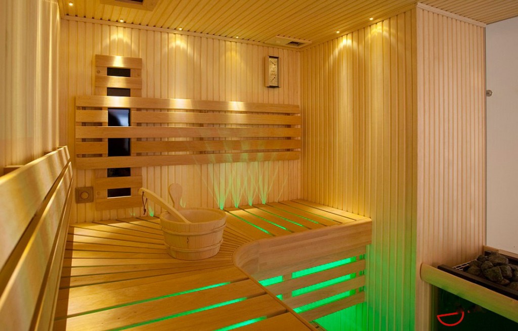 Verlichting in een sauna met houten planken