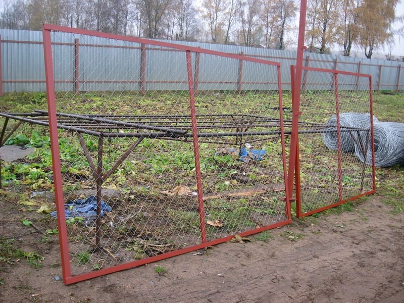 Rectangular fence section from the netting net with an additional jumper