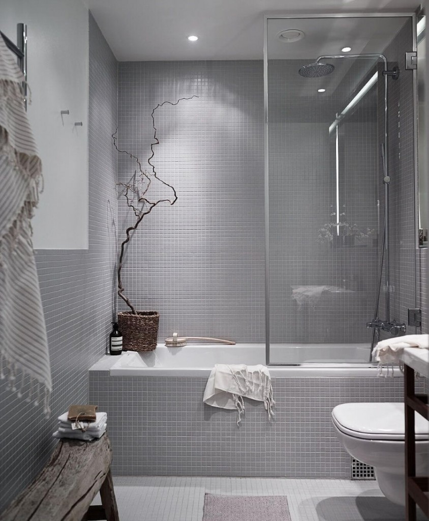 Små grå brickor i ett modernt badrum