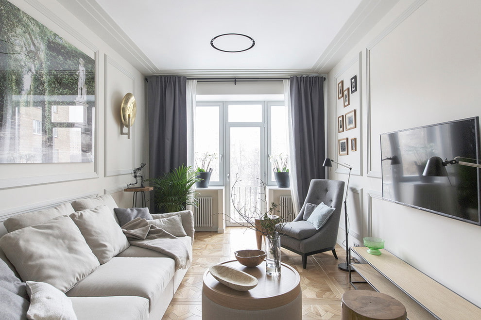 Grijze gordijnen in de woonkamer met een balkon