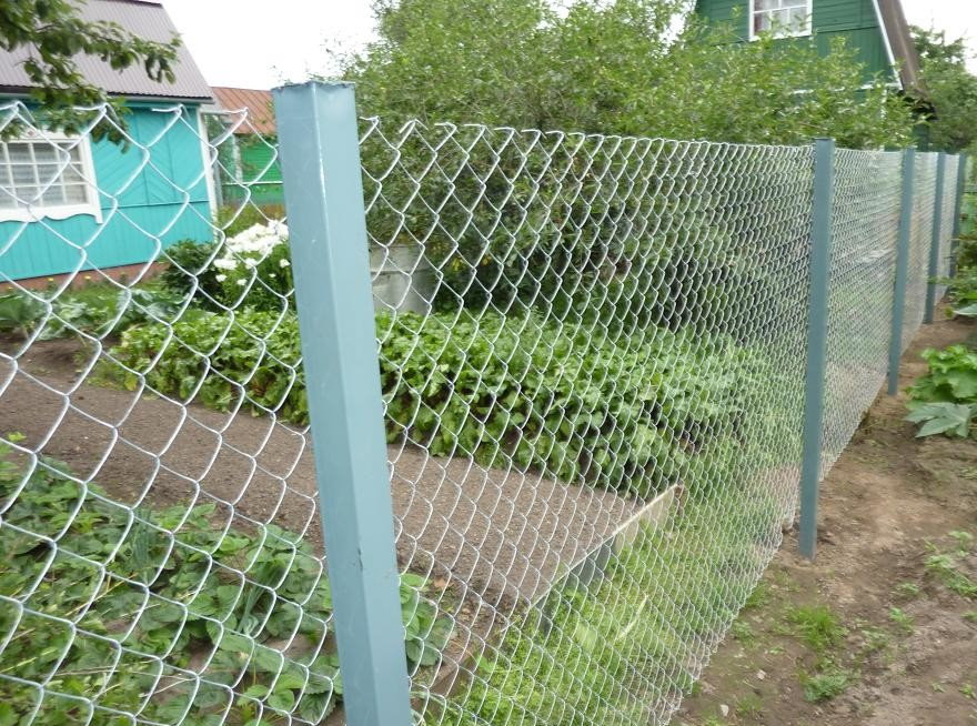 Chain-link fence without additional fixation