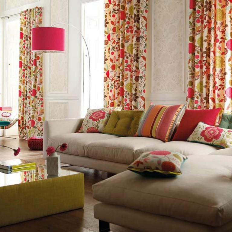 Valet av gardiner i rummet för textilier på soffan
