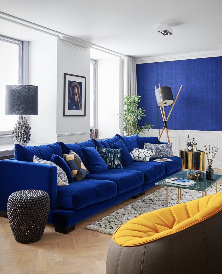 Dzeltens atpūtas krēsls ar zilu dīvānu