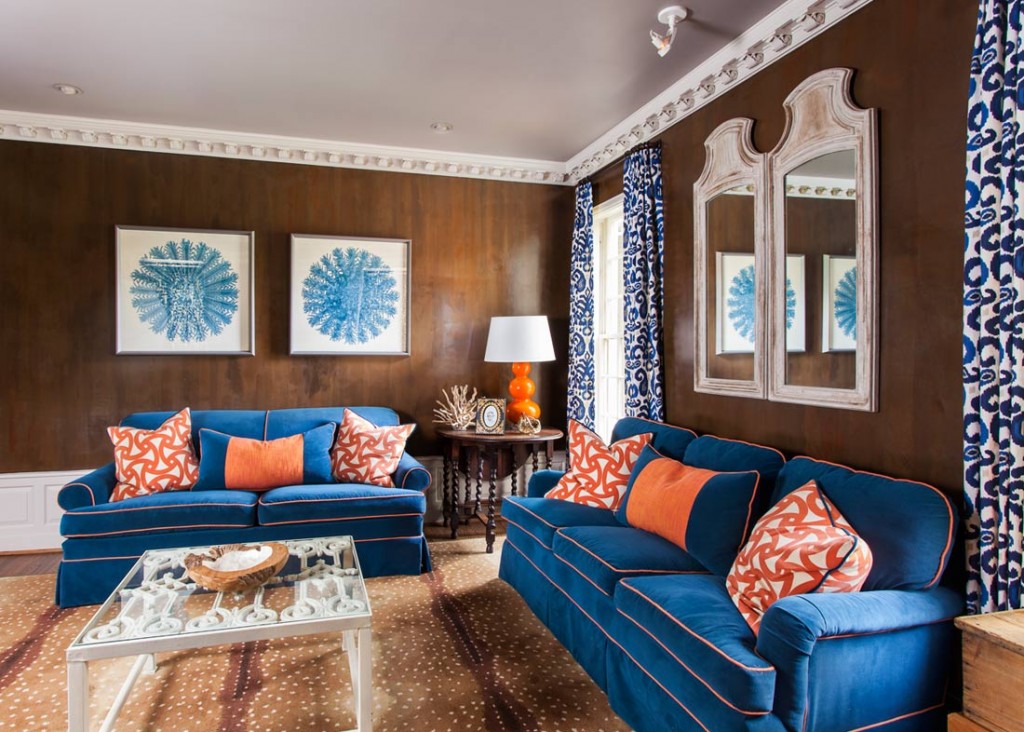 Kombinasjonen av en blå sofa med brune vegger