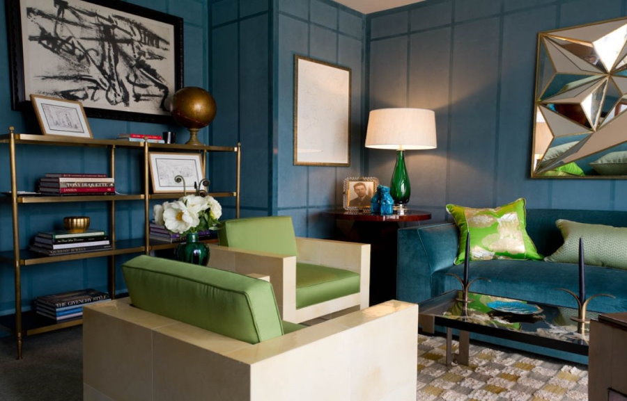 Kombinationen av en blå soffa med gröna accenter