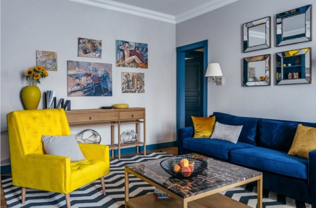 Blå soffa i hallen med en gul fåtölj
