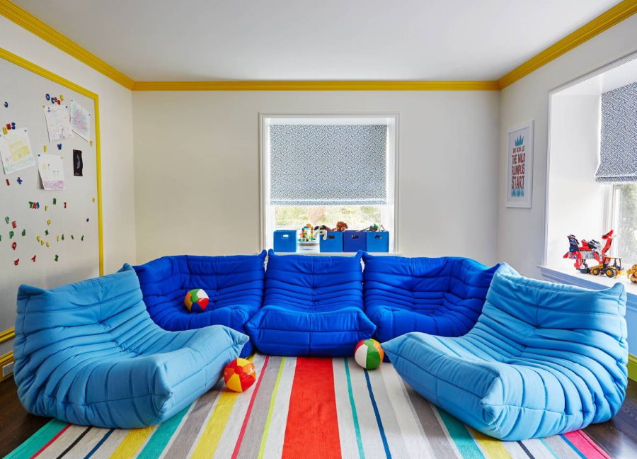 Chaises sans cadre dans la salle de jeux pour enfants