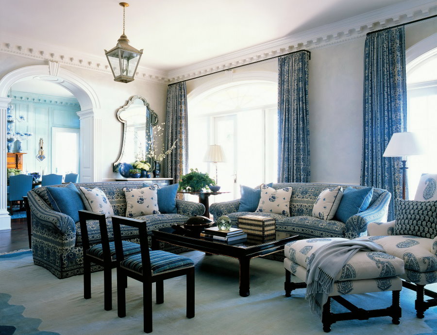 Modré záclony v modernej obývacej izbe
