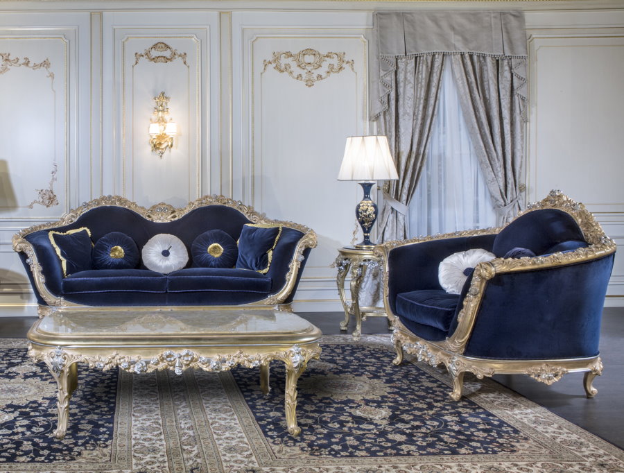Mīkstās mēbeles ar zilu apdari impērijas stila zālē