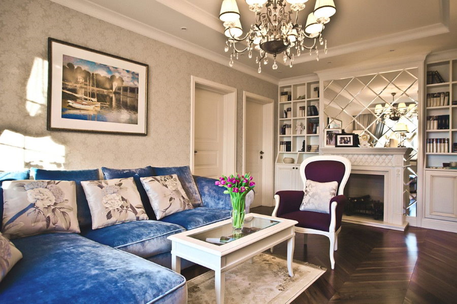 Blå sofa i det indre av en klassisk stue