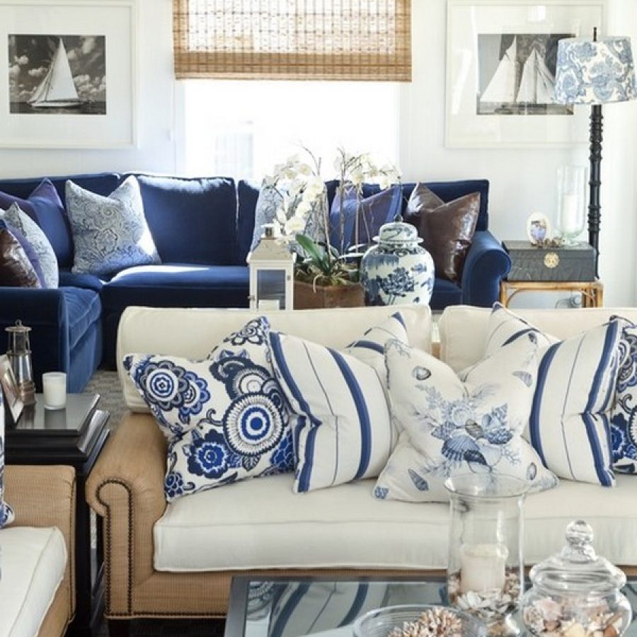 Møbler i stue i blå og hvid marine stil