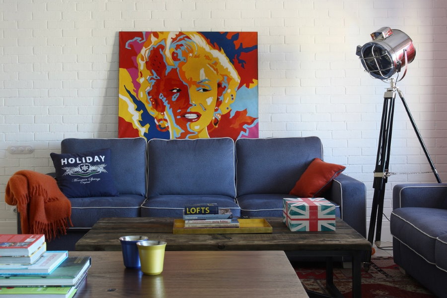 Zils dīvāns viesistabas pop-art stila interjerā