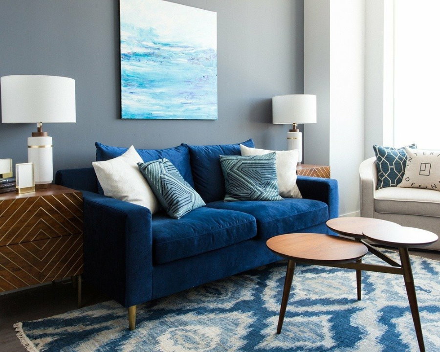 Stueveggdekorasjon over blå sofa