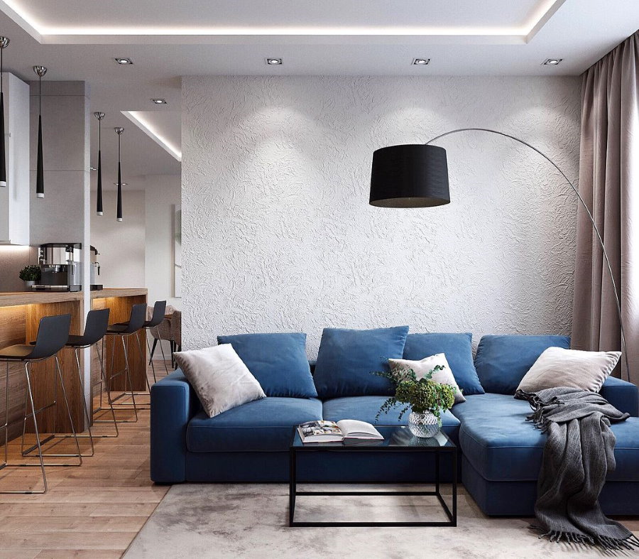 Osvetlenie obývacej izby s modrou pohovkou