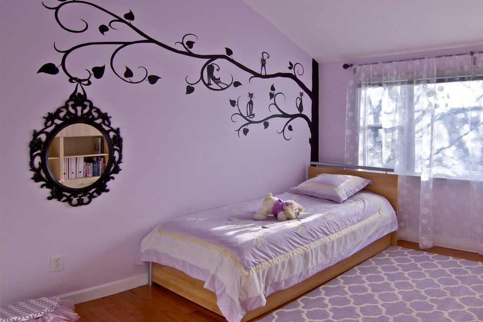 Pictura pereților camerei pentru fată în culoare liliac