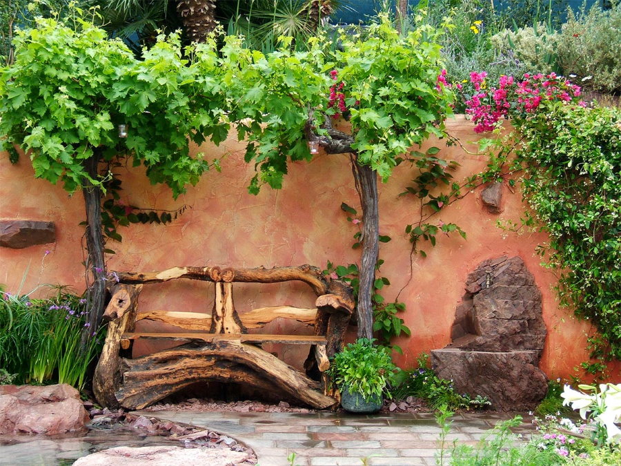 Домашна дървена пейка близо до стената на плевнята