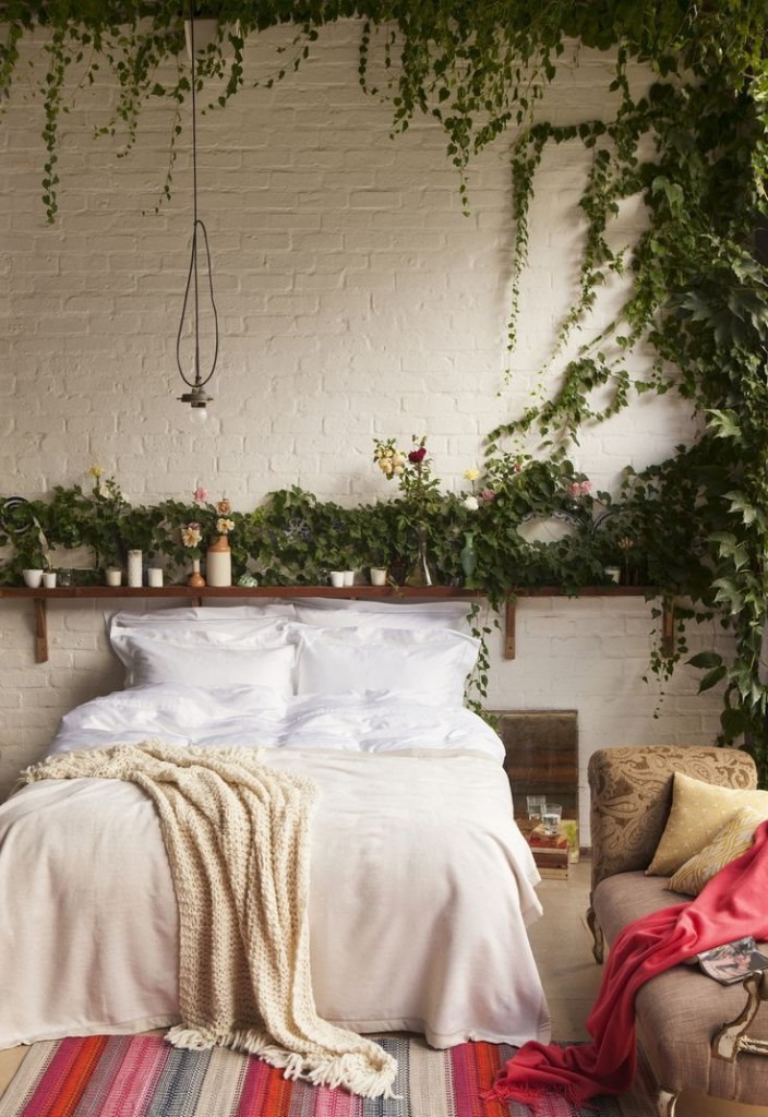 Groene planten in een slaapkamer in bohostijl